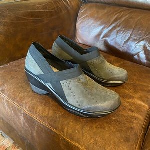 Super cute and comfy Jambu clogs size 10